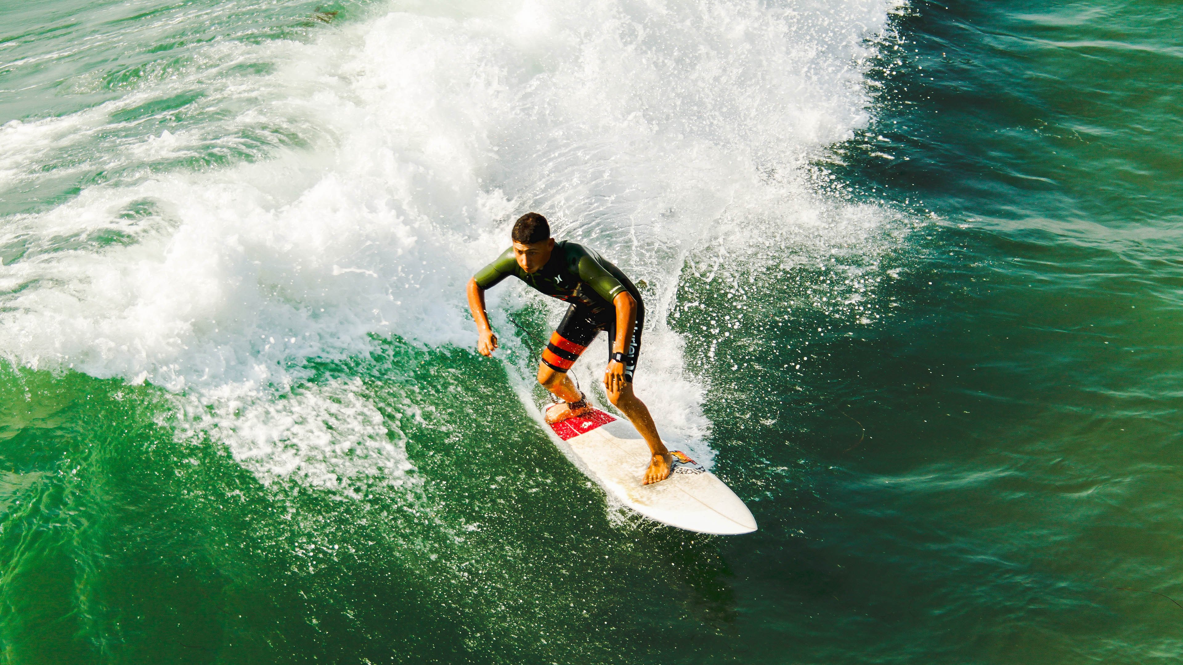 KAIYUN 中国大陆-国际冲浪比赛，海浪争锋展现极限风采，国际冲浪协会